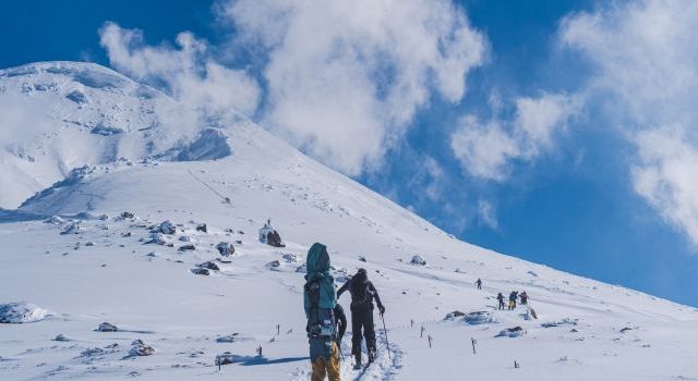 忙しい毎日に彩りを添える日帰りスキーツアーの魅力と活用術